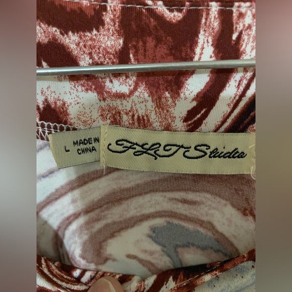 Patterned 3/4 sleeve blouse. - Picture 2 of 3